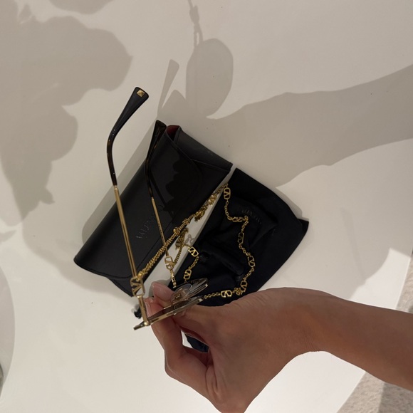 VALENTINO V Logo Chain Sunglasses - Picture 2 of 4